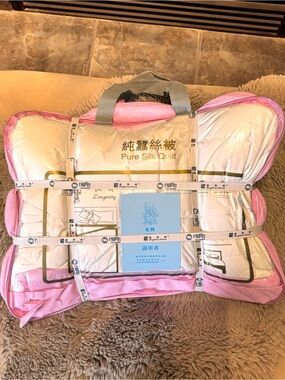 NWT Authentic ‘High-Fashion Silk World’ Silk Quilt